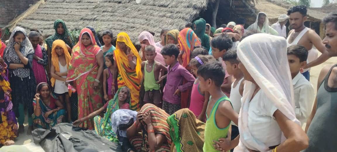 मृतक के घर के रोते बिलखते परिजन। संवाद