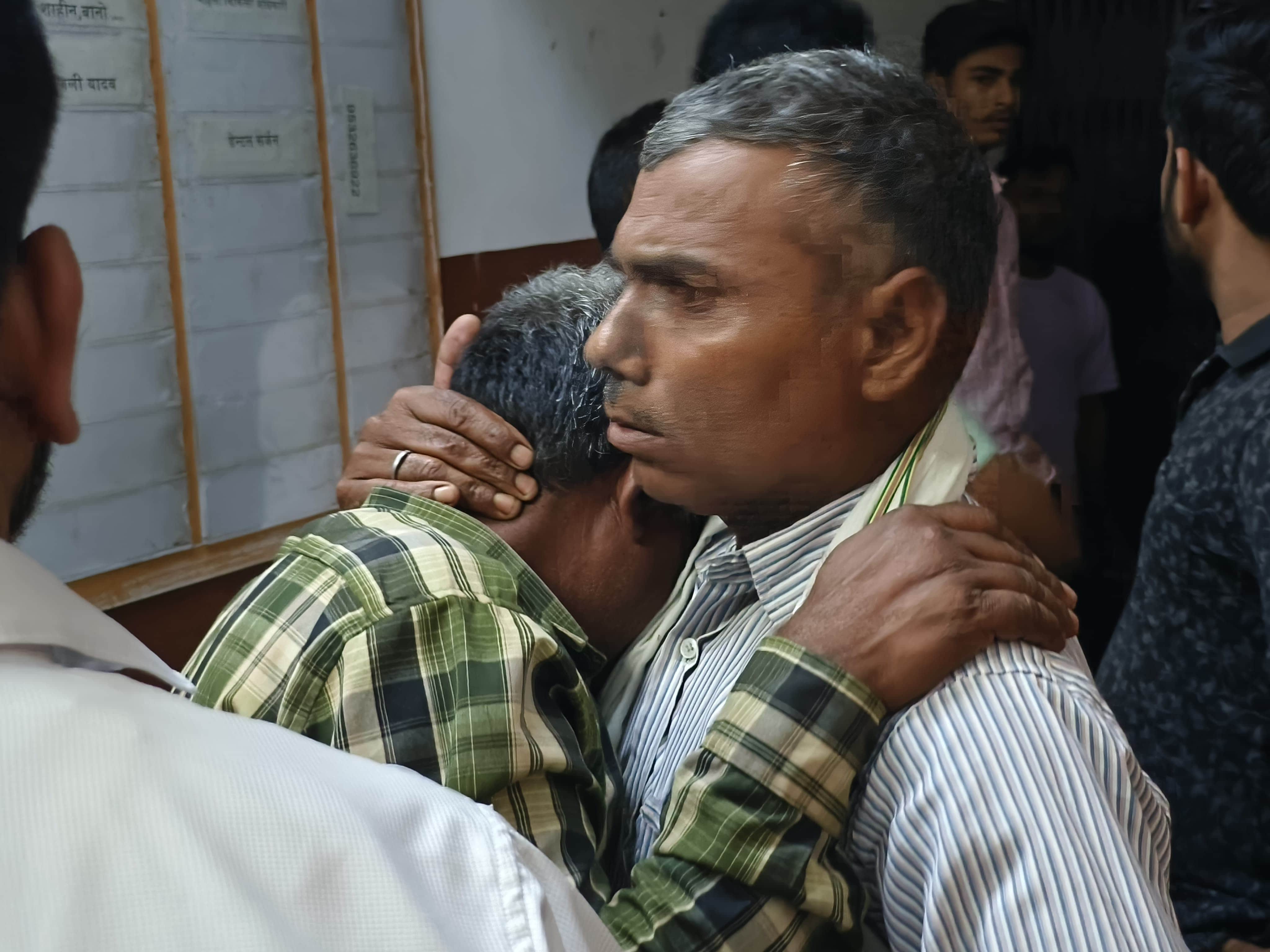 मेठी में संविदा कर्मी की मौत के बाद अस्पताल में गमगीन परिजन। स्रोत स्थानीय नागरिक