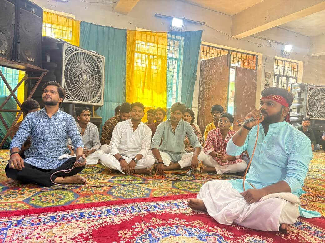 मंदिर में भजन गाते महंत सेवक विशाल। स्रोत स्वंय।