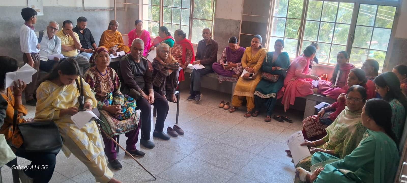 नागरिक अस्पताल जोथ्ग्ँद्रनगर में सोमवार को अस्पताल की ओपीडी्रडियों में उमड़ी मरीजों की भीड़। संवा
