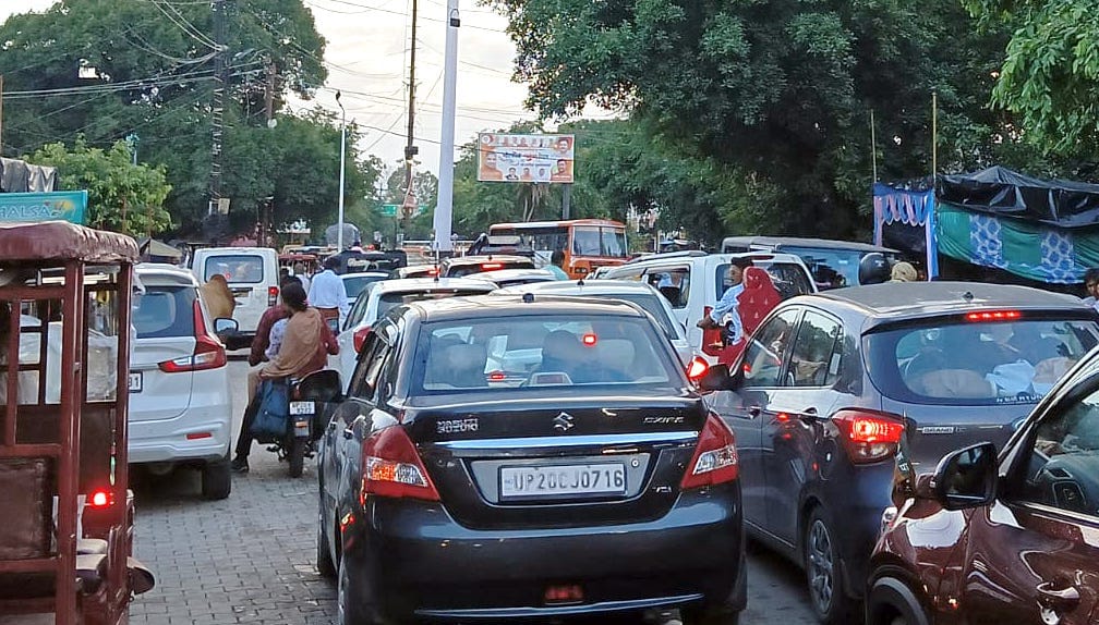 Vehicles stuck at Tiranga Chowk, one kilometer journey completed in half an hour