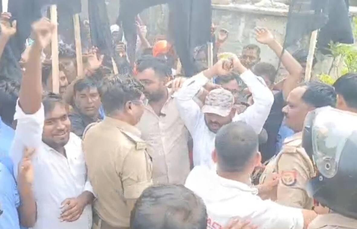 Hindu organizations protest before Owaisi's public rally, burn effigy