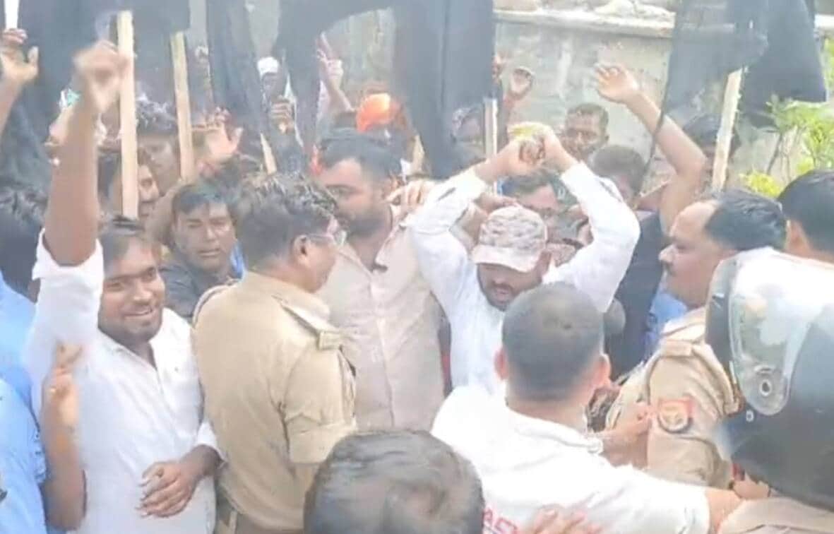 औवैसी की सभा से पहले पुतला फूंकते हिंदू रक्षा दल के कार्यकर्ता।