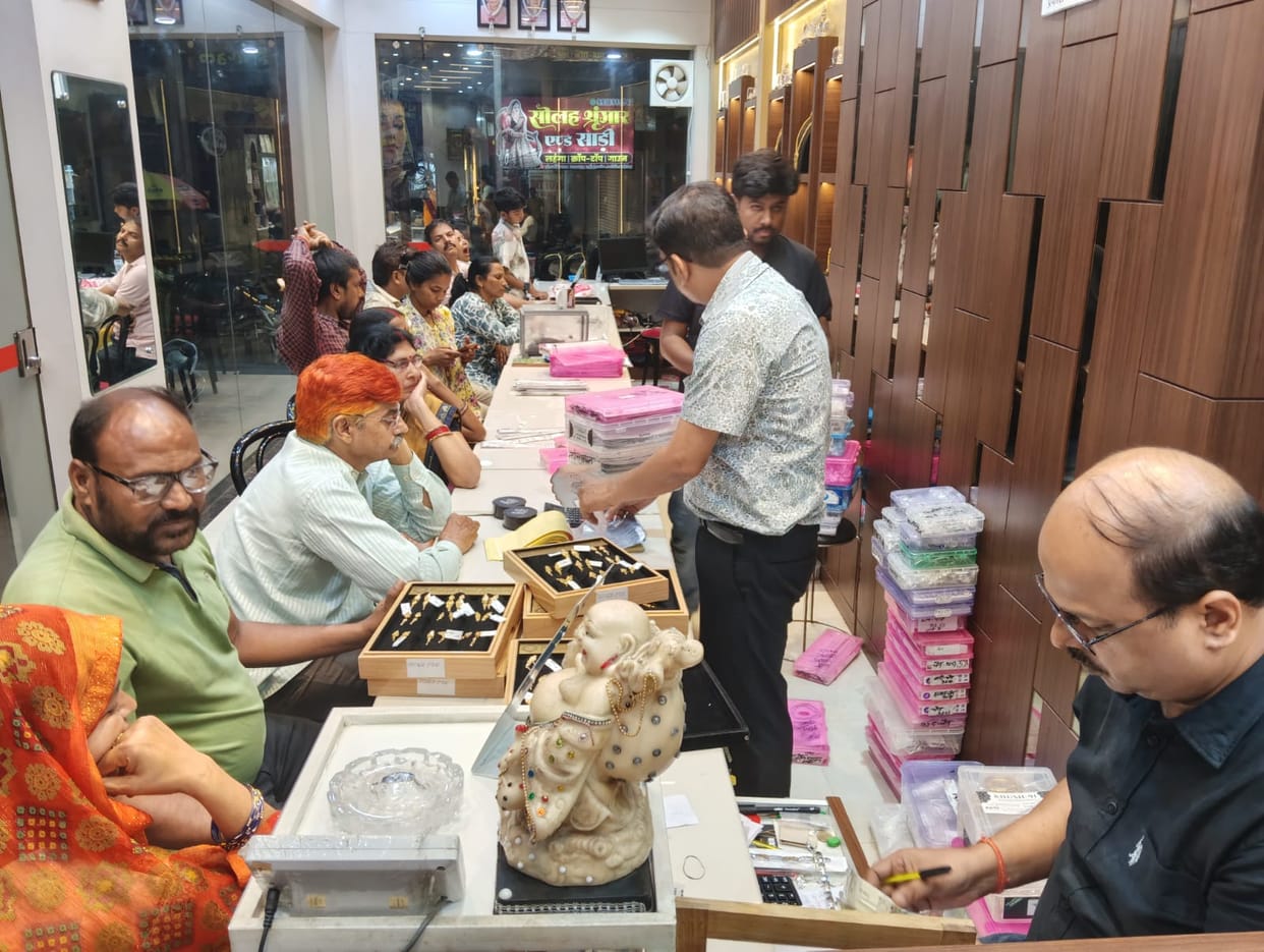 Gold and silver prices fall, sales expected to increase during the wedding season