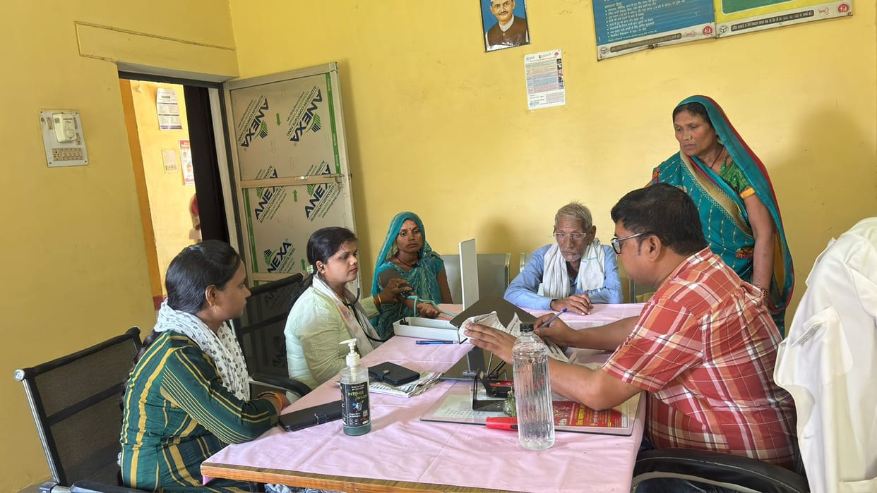 Long queues of patients suffering from fever, vomiting, diarrhea, and itching were seen at the Jan Arogya Mela.