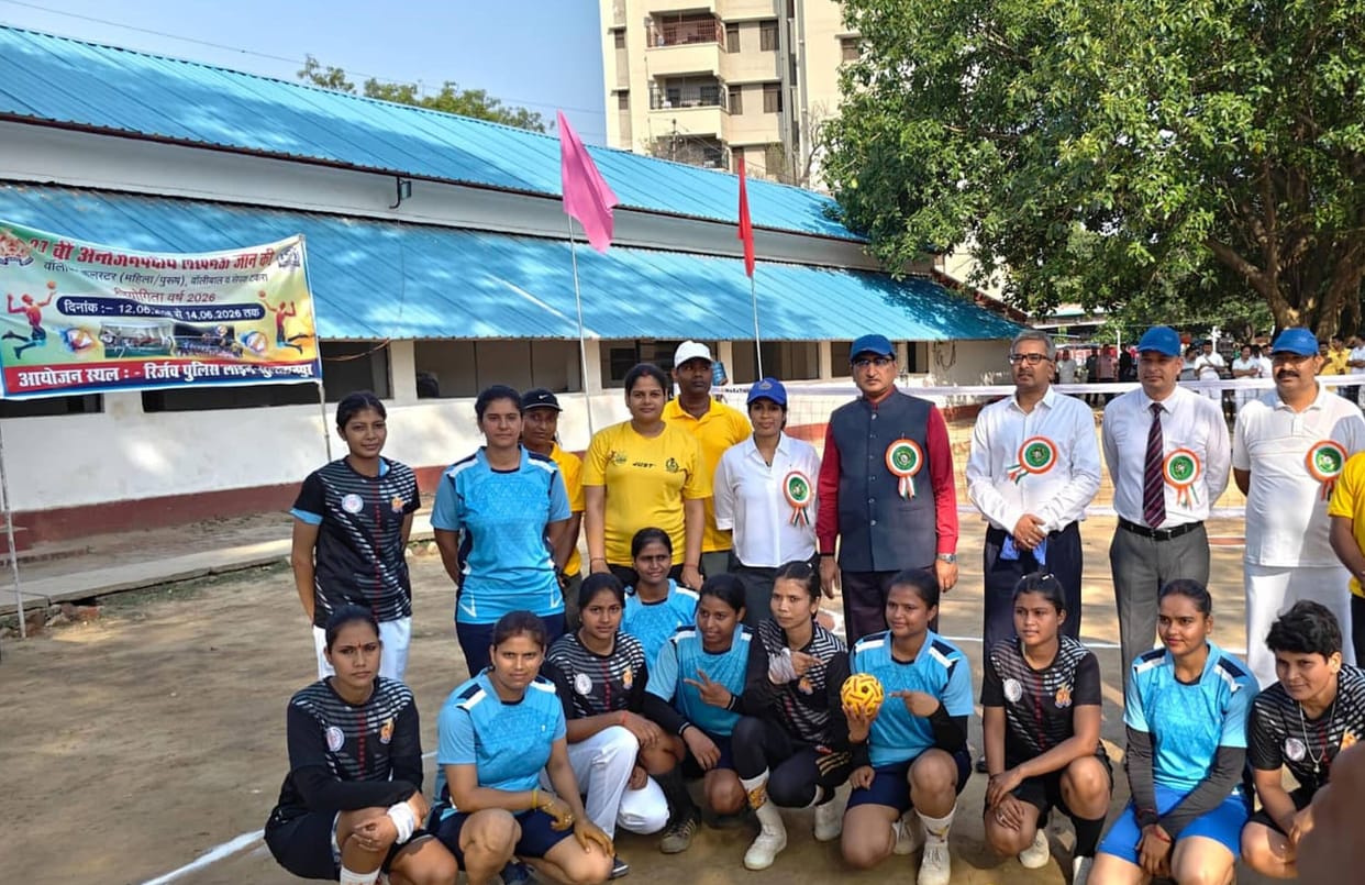 Lucknow Commissionerate team secures first place in volleyball, claims the shield