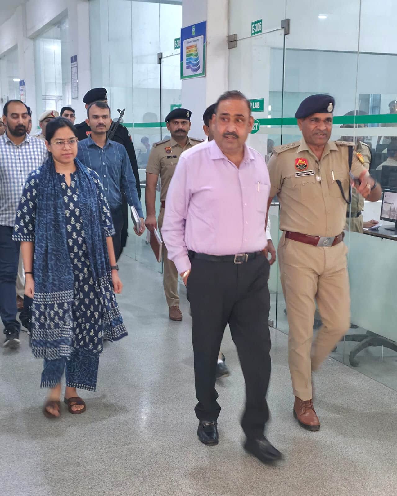 पुलिस महानिरीक्षक करनाल मंडल अशोक कुमार साथ में नोडल अधिकारी उप पुलिस अधीक्षक मुख्यालय सतीश वत्