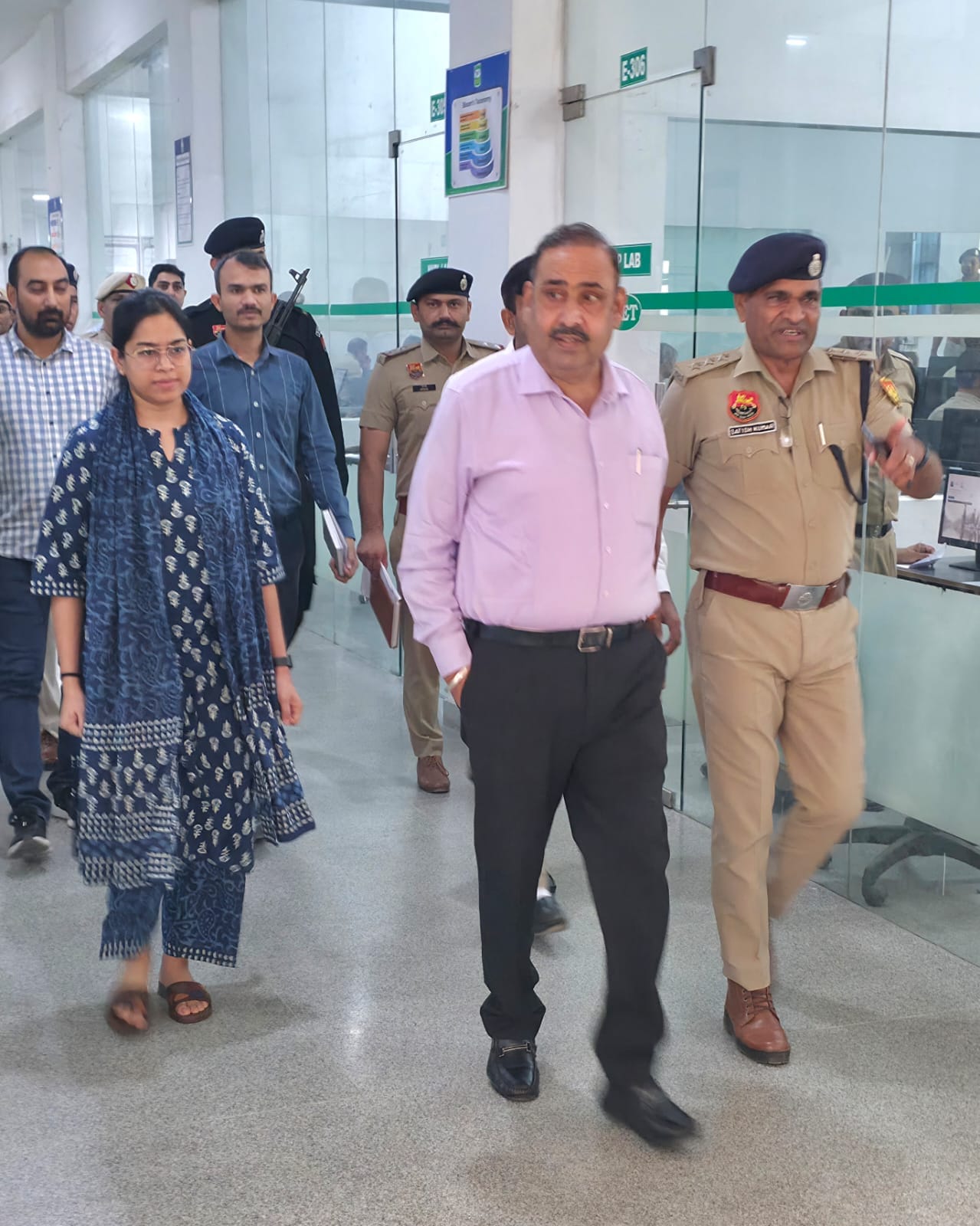 पुलिस महानिरीक्षक करनाल मंडल अशोक कुमार साथ में नोडल अधिकारी उप पुलिस अधीक्षक मुख्यालय सतीश वत्