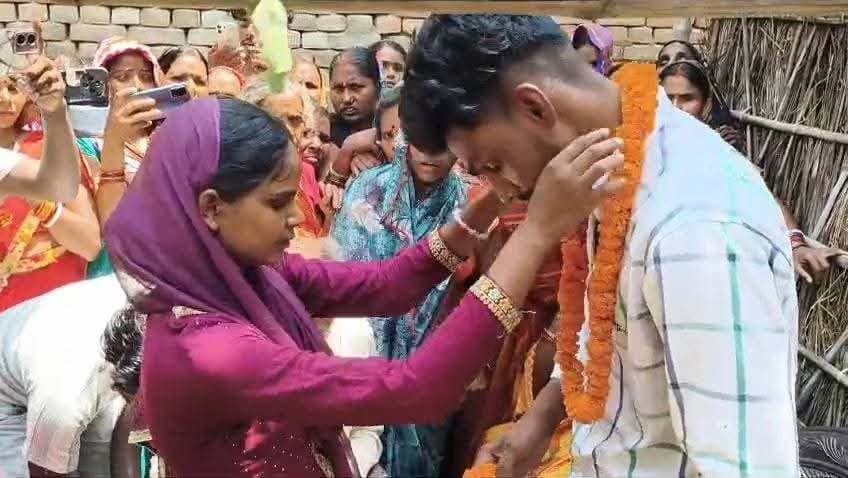 lover who went to meet his girlfriend caught Panchas got him married