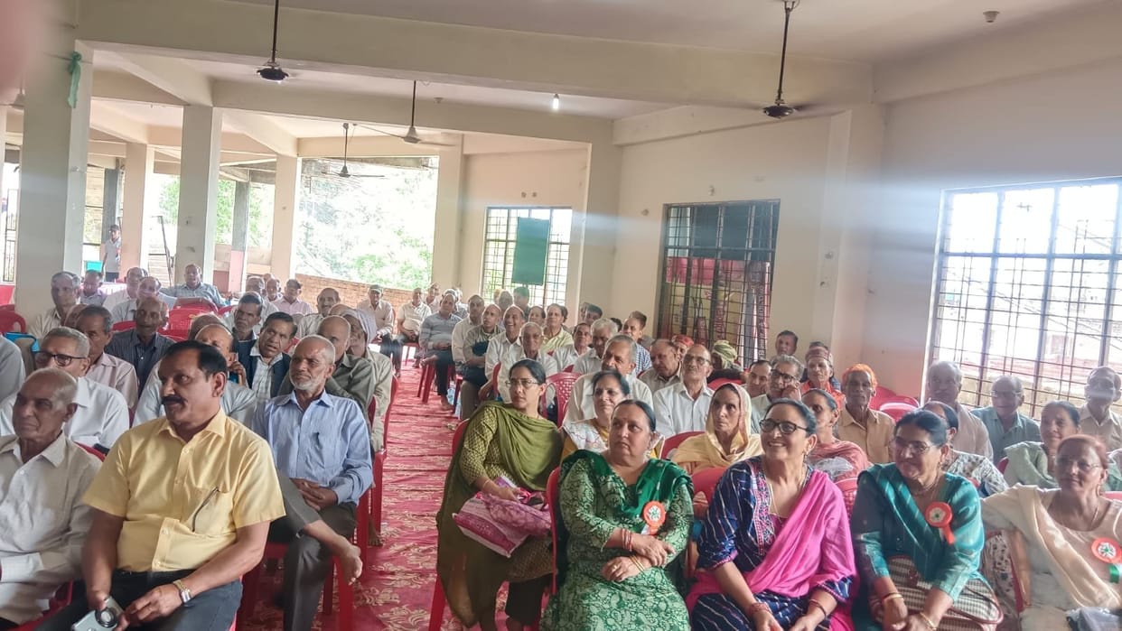 Demand for a lump-sum payment of pensioners' outstanding dues from the government.