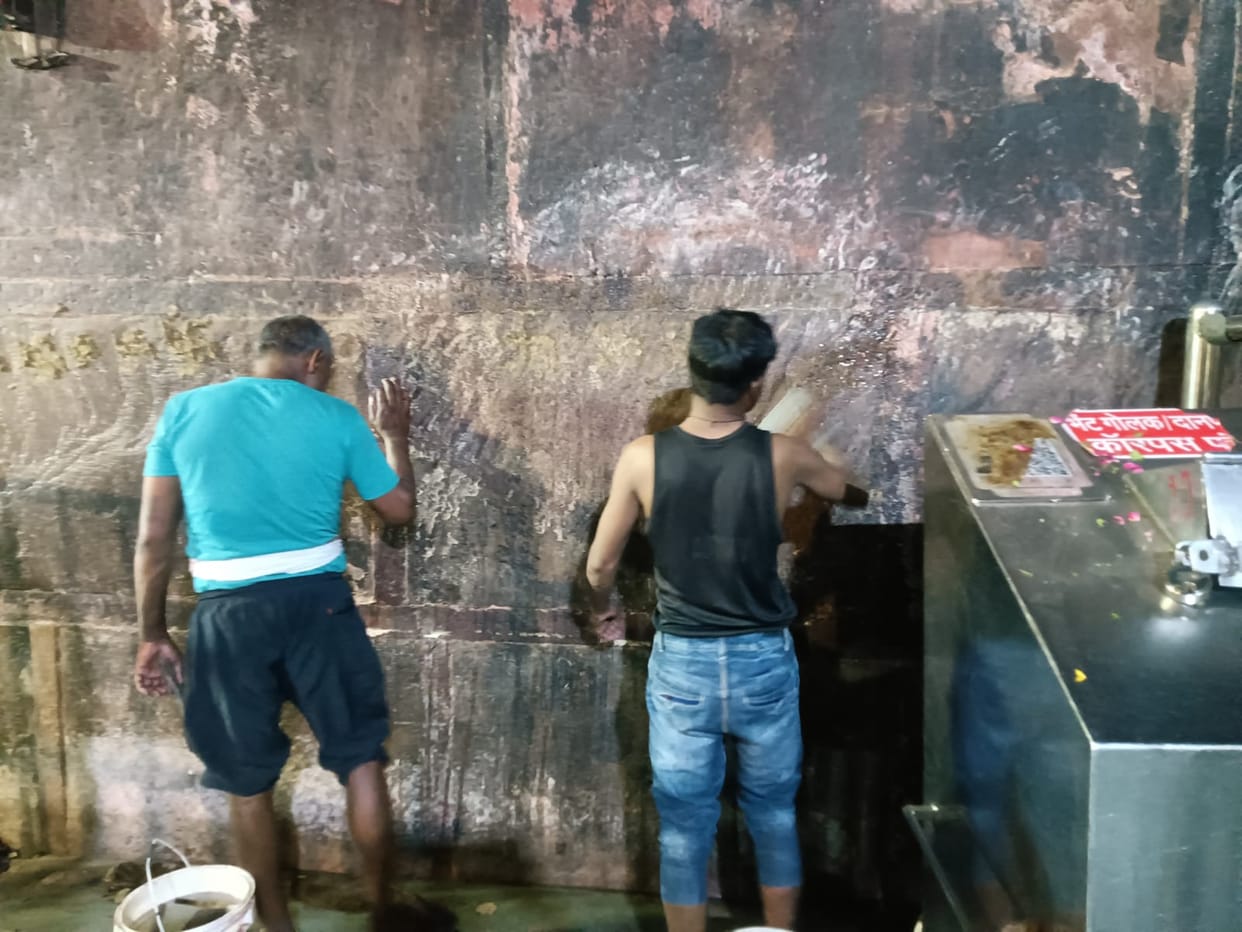 Chemical treatment of red stone walls at Shri Banke Bihari Temple completed