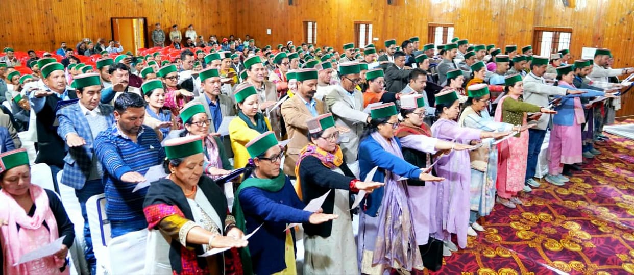 Cabinet Minister administered the oath of office to Pradhans and Up-Pradhans in Reckong Peo