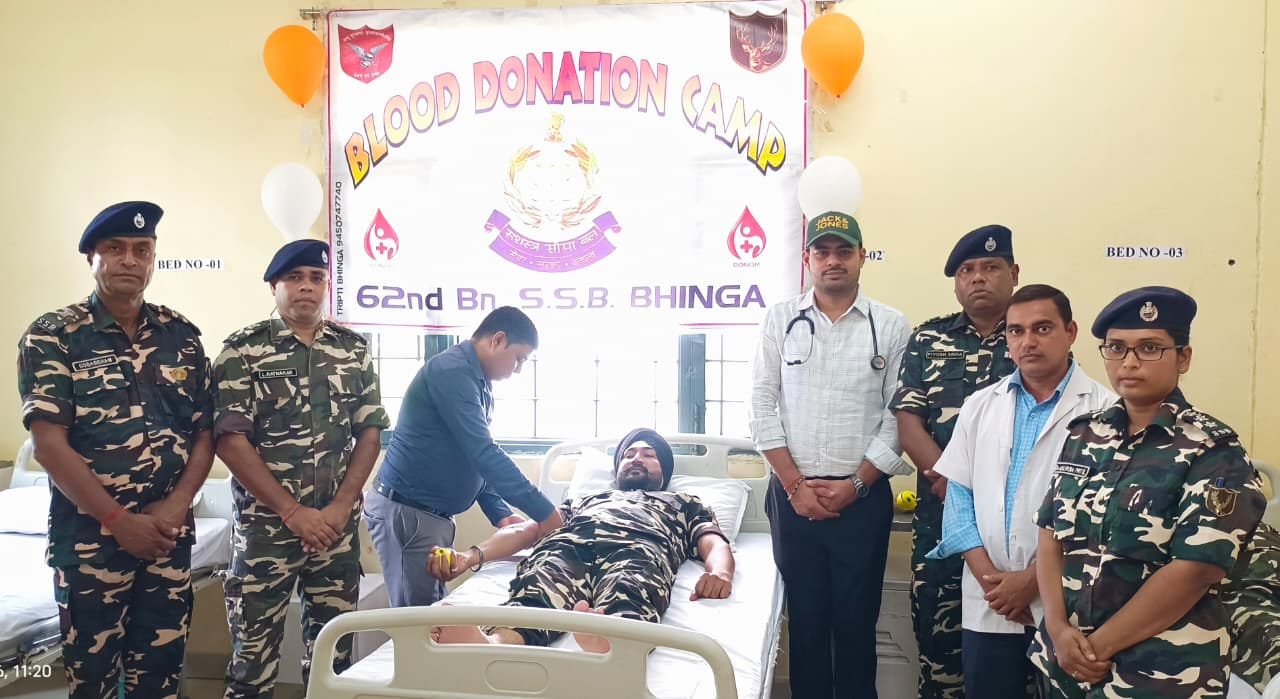 रक्तदान शिविर में रक्तदान करता जवान।