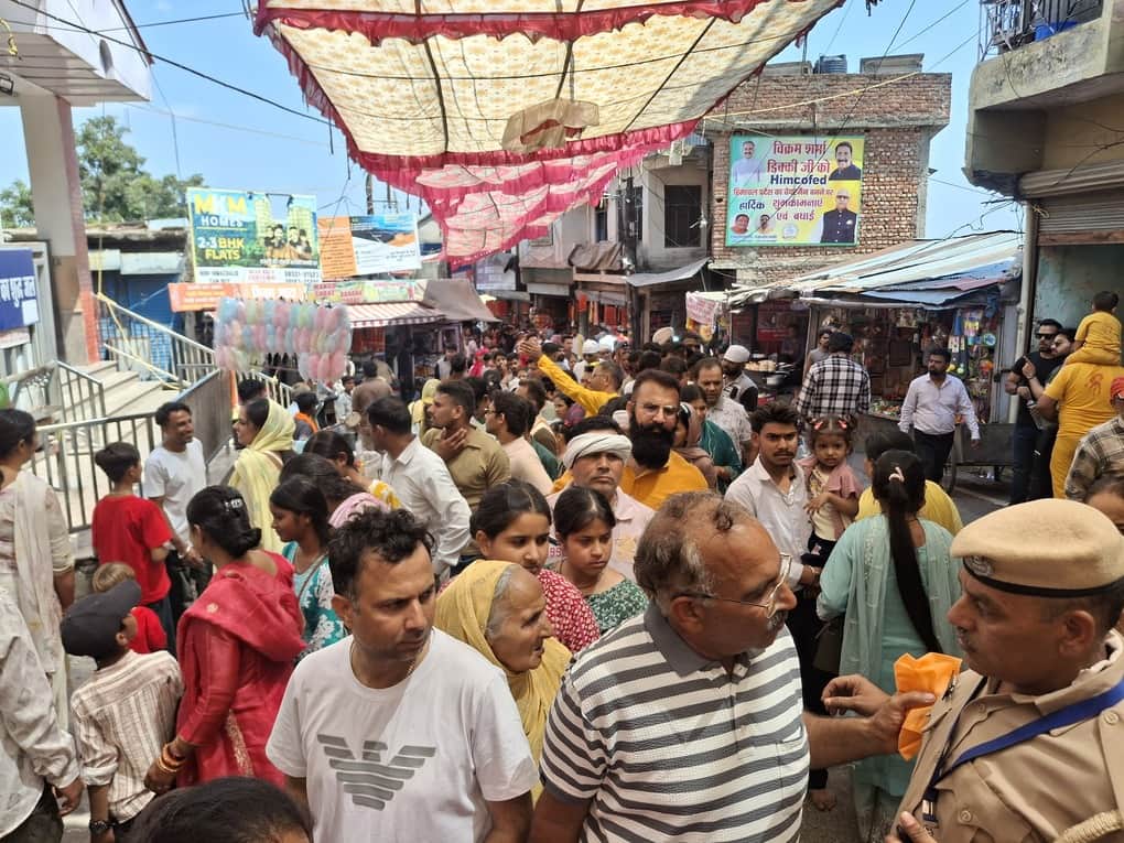 रविवार को चिंतपूर्णी मंदिर में उमड़ी श्रद्धालुओं की भीड़ का दृश्य। संवाद