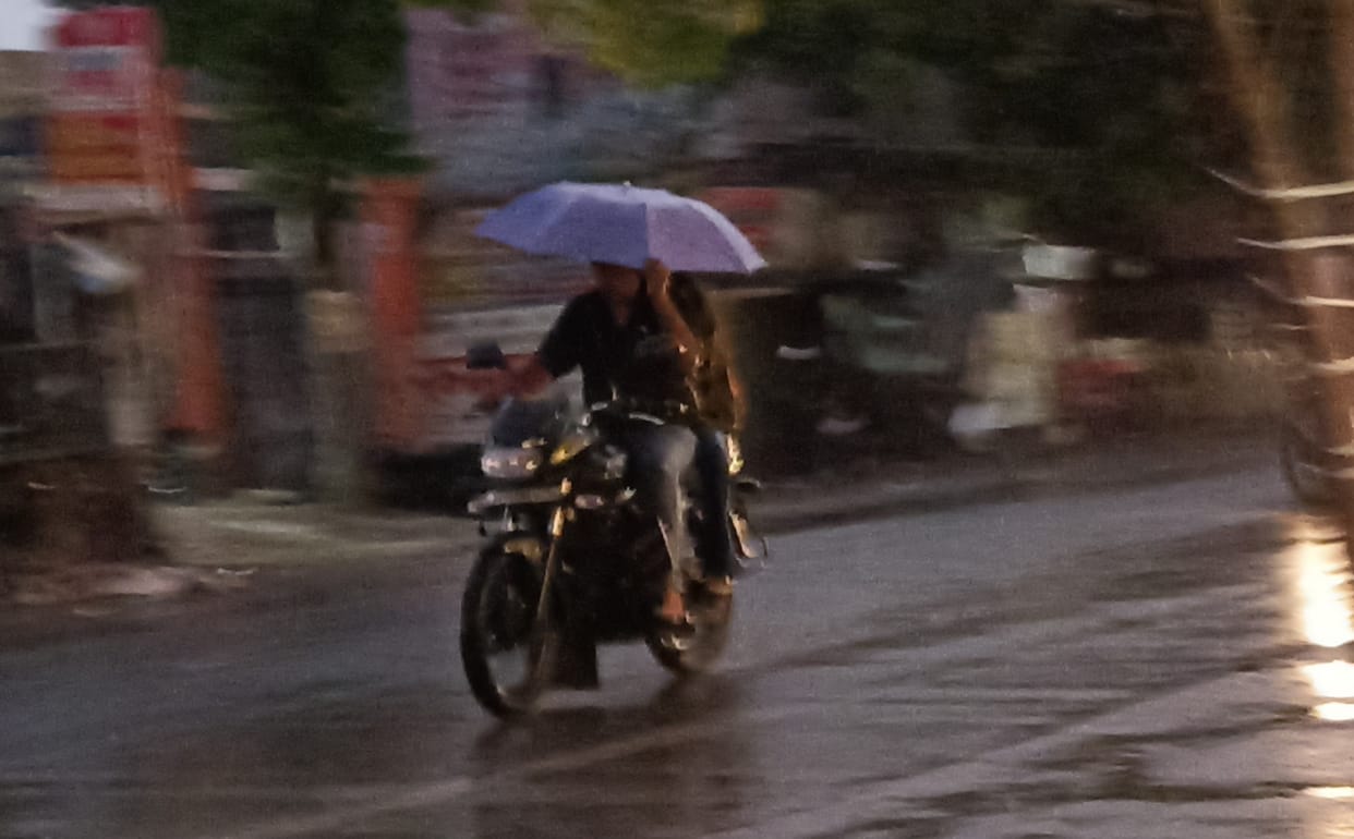 The sun blazed during the day, and in the evening, drizzle and strong winds brought relief.