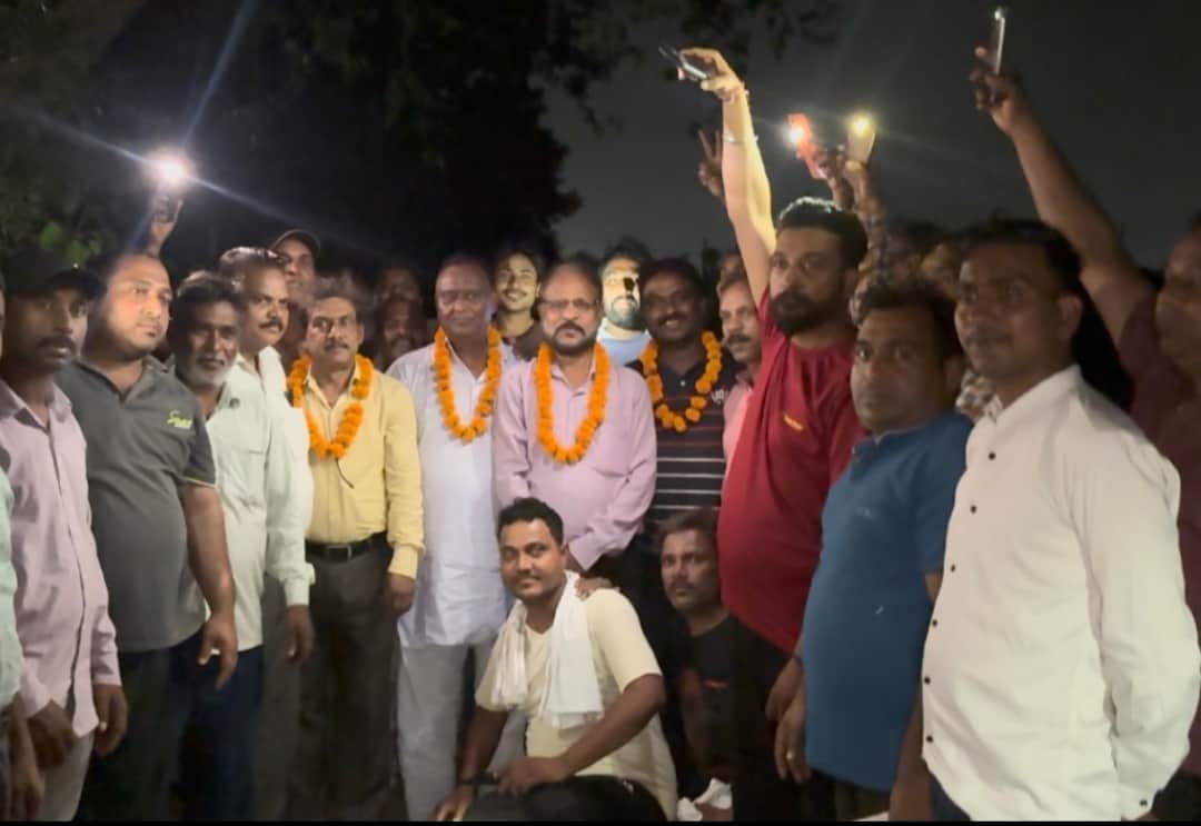 संगठन का गठन होने पर खुशी जाहिर करते समाज के लोग। स्रोत : समाज