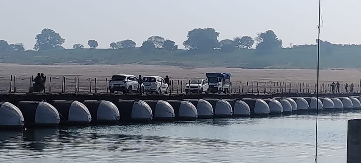 The pontoon bridge at Pinhat should not be removed during the wedding season.