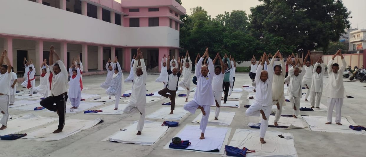 The morning dawned with yoga, mats were spread in the fields