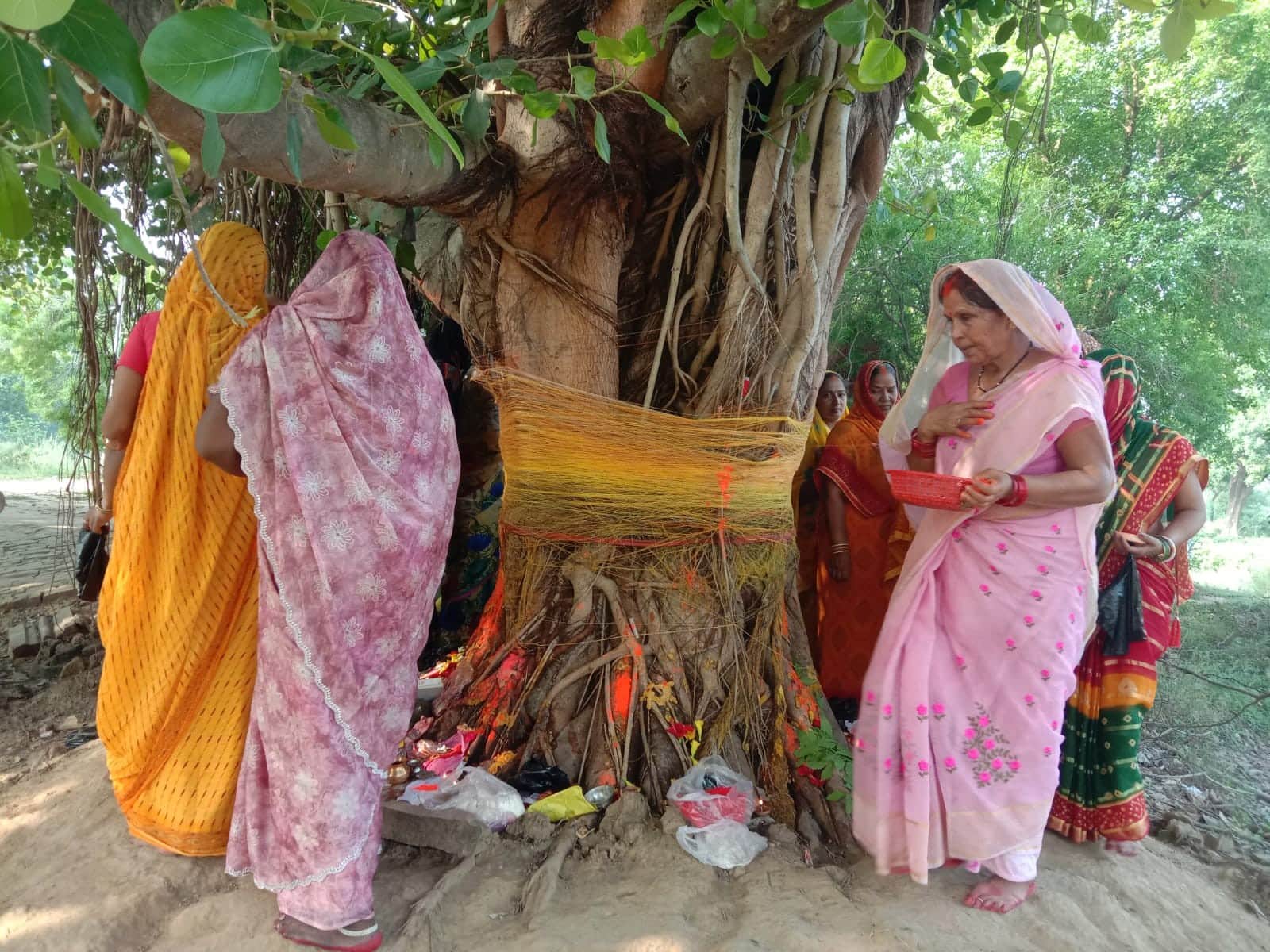 सोमवती अमावस्या पर पूजन अर्चन करती महिलाएं।संवाद