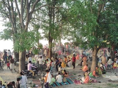 सोमवती अमवस्या पर सरयू घाट पर स्नान पूजन करते श्रद्धालु। स्रोत: ग्रामीण