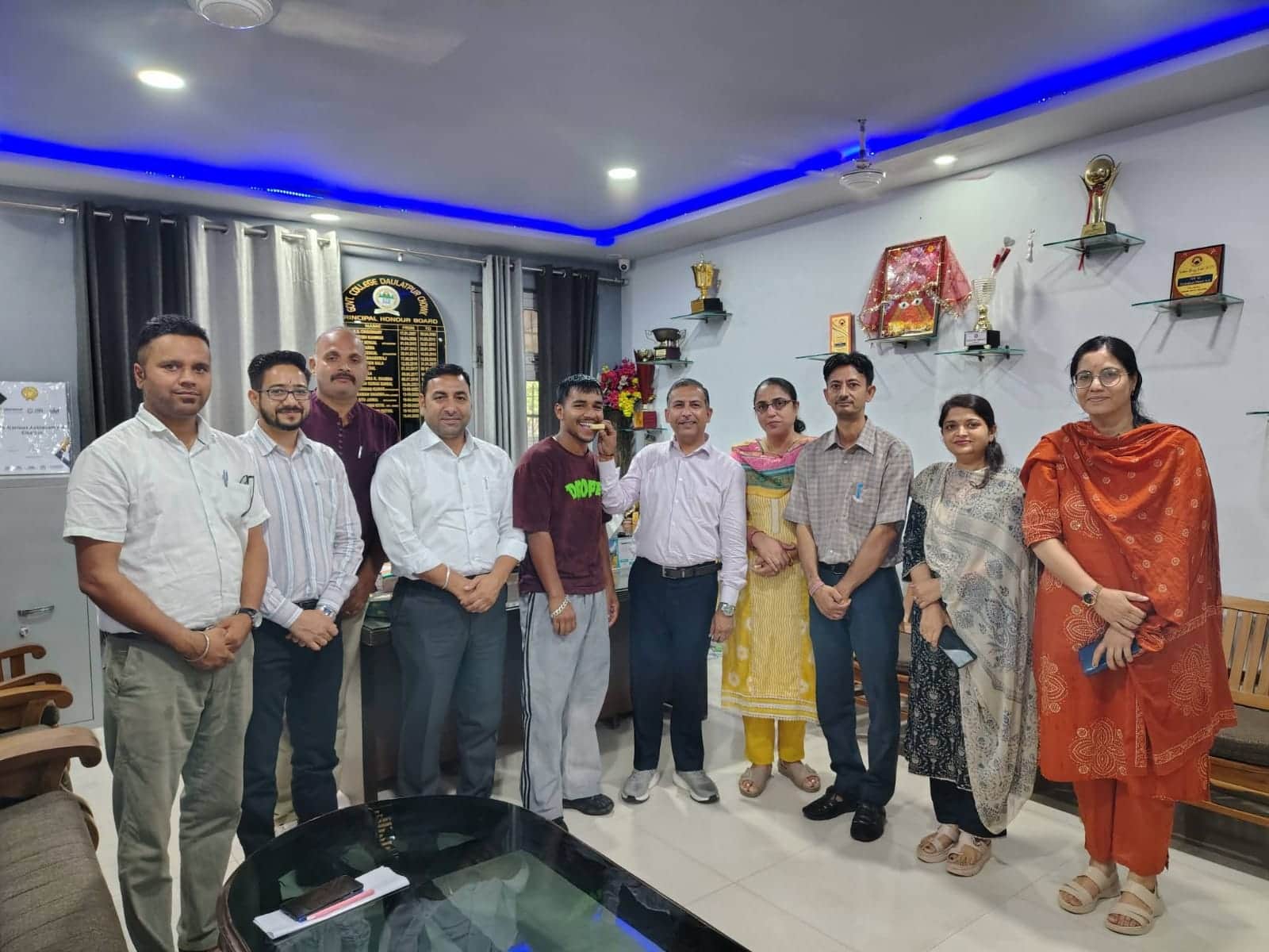 सेना में चयनित छात्र का मुंह मीठा करवाते प्राचार्य डॉ. अजय शर्मा। स्रोत : संस्थान