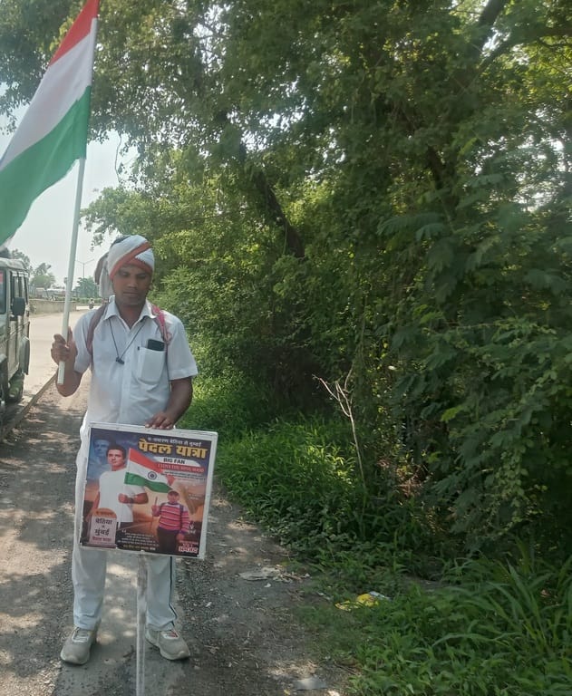 Amjad, who set out on a journey on foot from Bihar to Mumbai, has reached Basti.