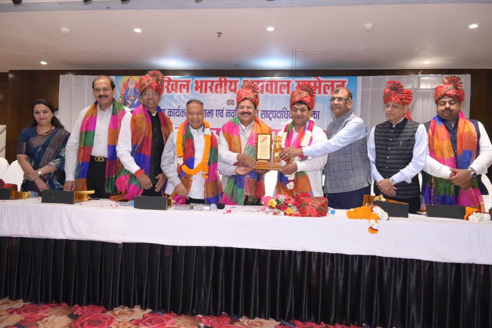 सरकुलर रोड स्थित होटल में राज्यमंत्री कपिल देव अग्रवाल का अभिनंदन करते हुए : स्रोत संगठन