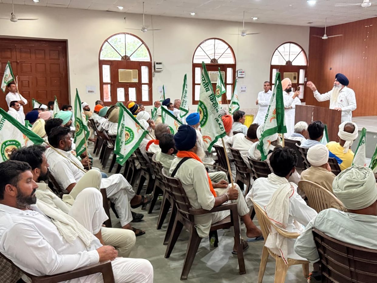 Farmers from the district gathered at the Jat Dharamshala; officials arrived to hear their grievances.