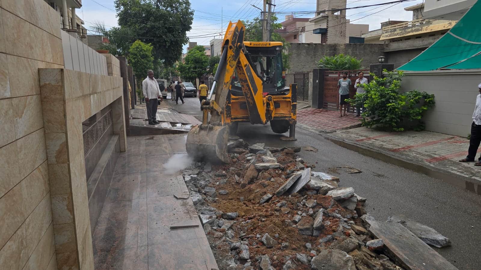 सिरसा में जेसीबी से अतिक्रमण हटवाते कर्मचारी।