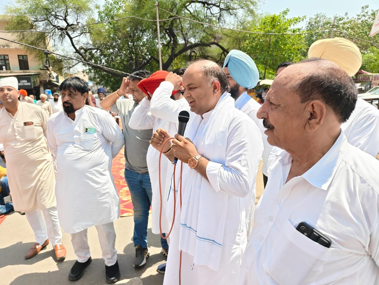 People took to the streets over the issue of encroachment removal and blocked Barara Road for two hours.