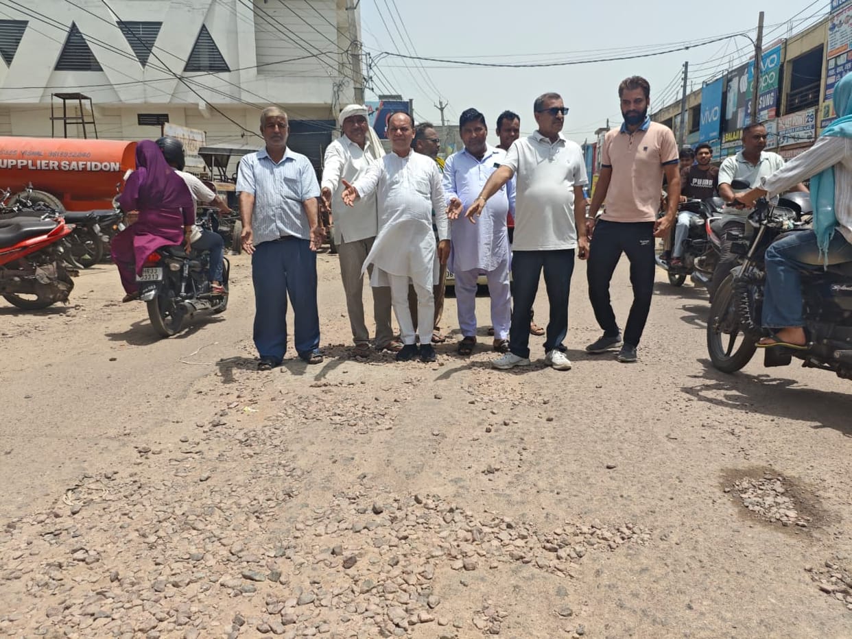 People expressed their anger over the poor condition of MG Road and protested against the Municipal Corporation.