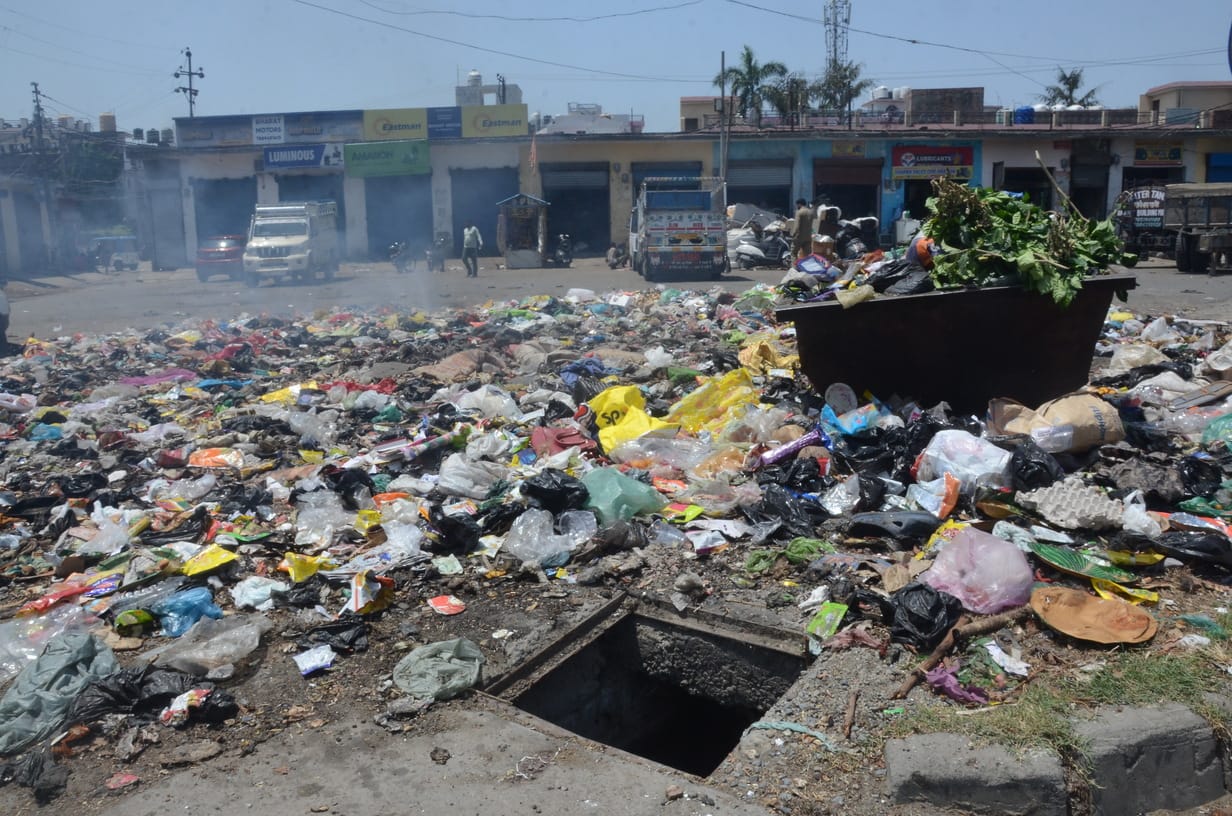 शहर के पुराने बस स्टैंड पर लगा कचरे का ढेर। संवाद