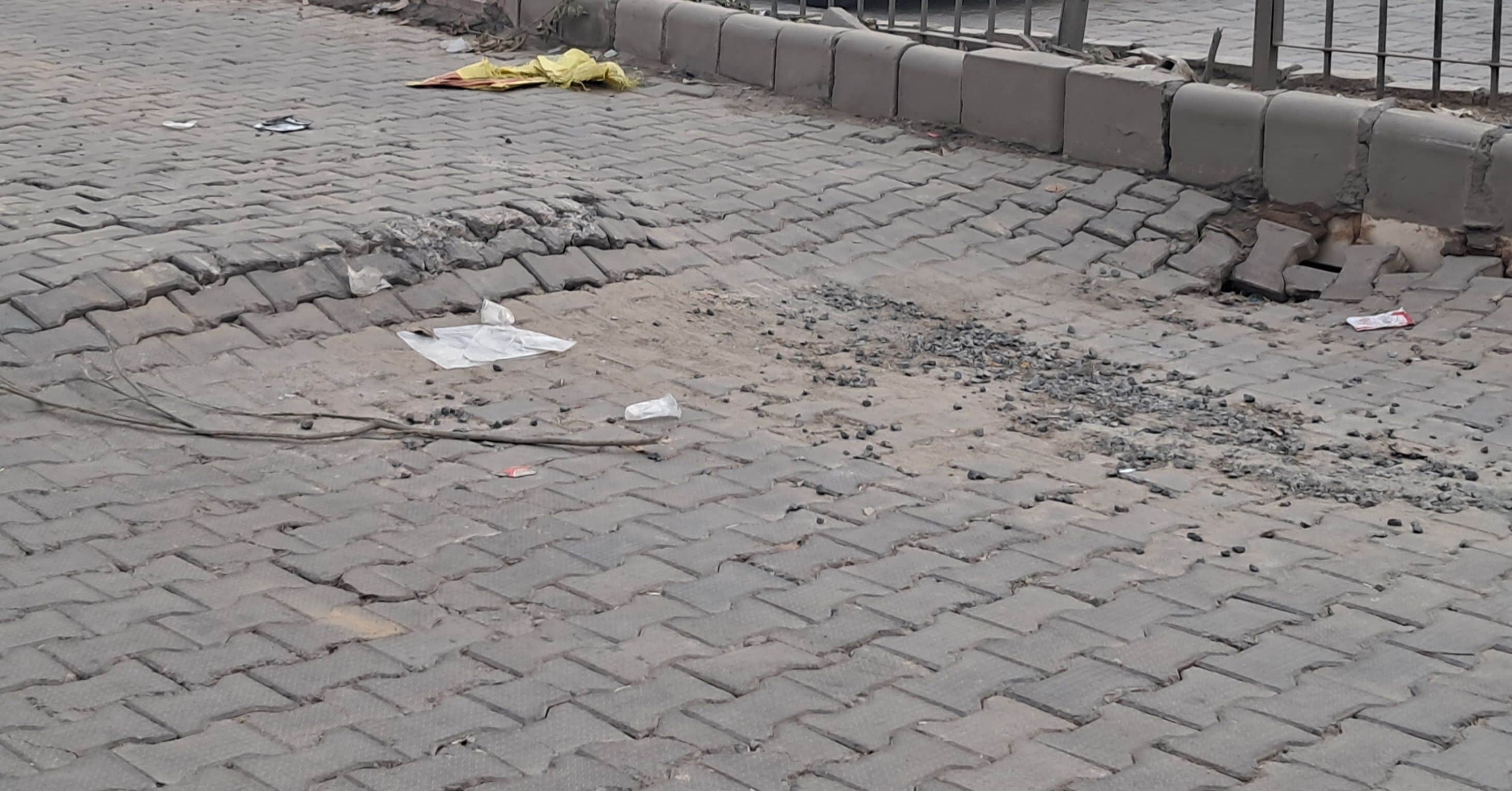 शहर के दिनोद गेट स्थित पेट्रोल पंप के सामने जमीन में धंसी  सड़क। 