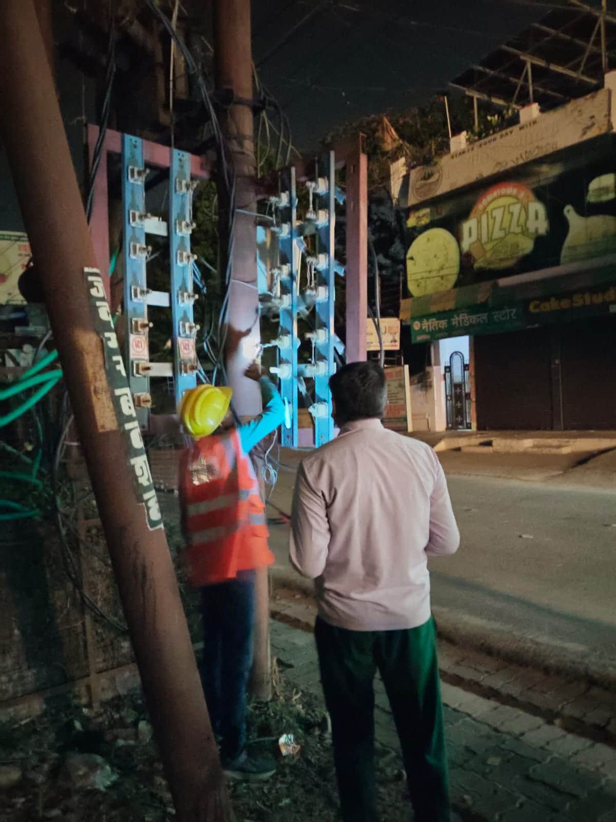 शहर में बिजली आपूर्ति सही करता कर्मचारी। स्रोत विभाग।
