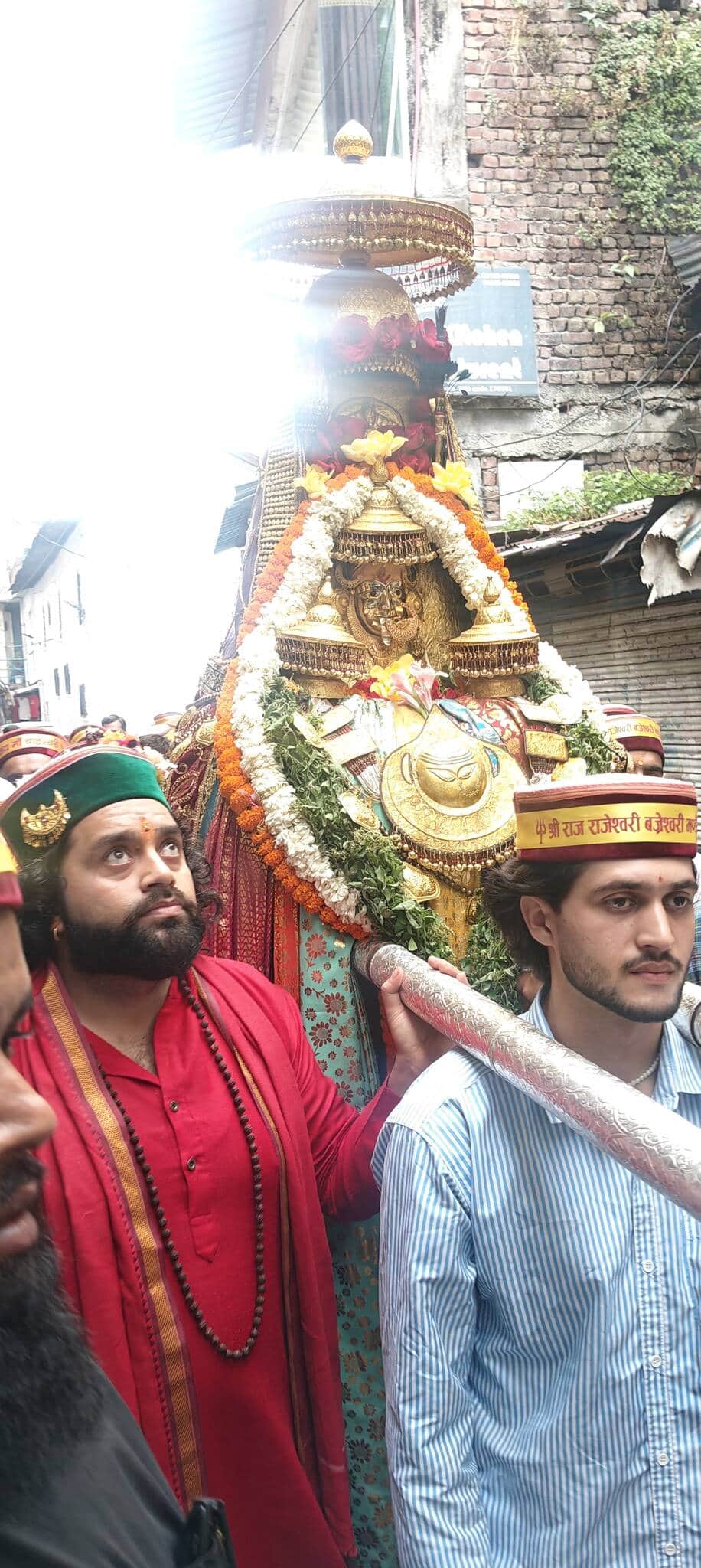 श्री राज राजेश्वरी माँ बज्रेश्वरी देवी के शक्तिपीठ बज्रेश्वरी मंदिर से जाते गुर। जागरूक पाठक