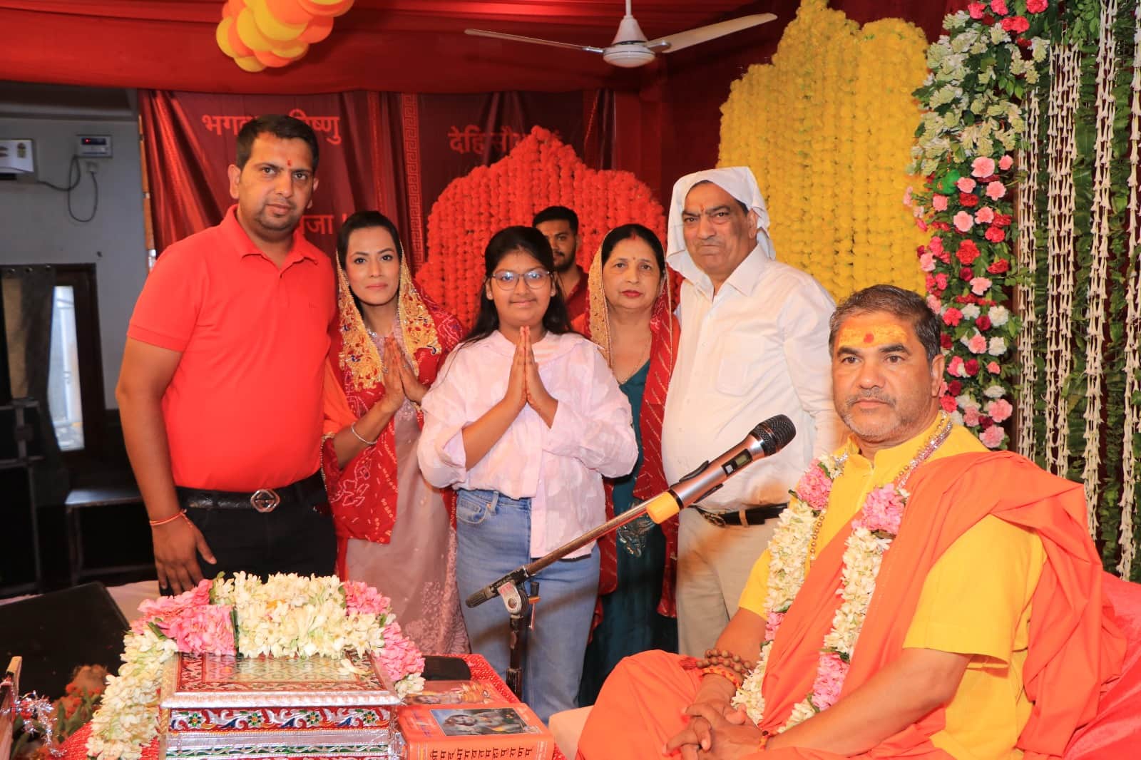 श्रीमद्भागवत कथा में पूजा करते धनराज बंसल, राजबाला बंसल, अंकुर बंसल और प्रियंका बंसल। संवाद