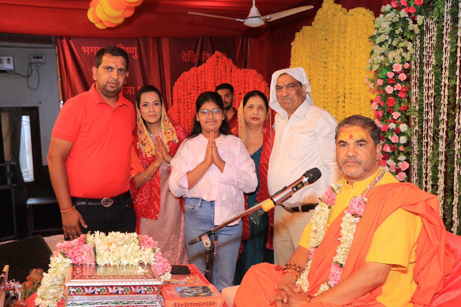 श्रीमद्भागवत कथा में पूजा करते धनराज बंसल, राजबाला बंसल, अंकुर बंसल और प्रियंका बंसल। संवाद