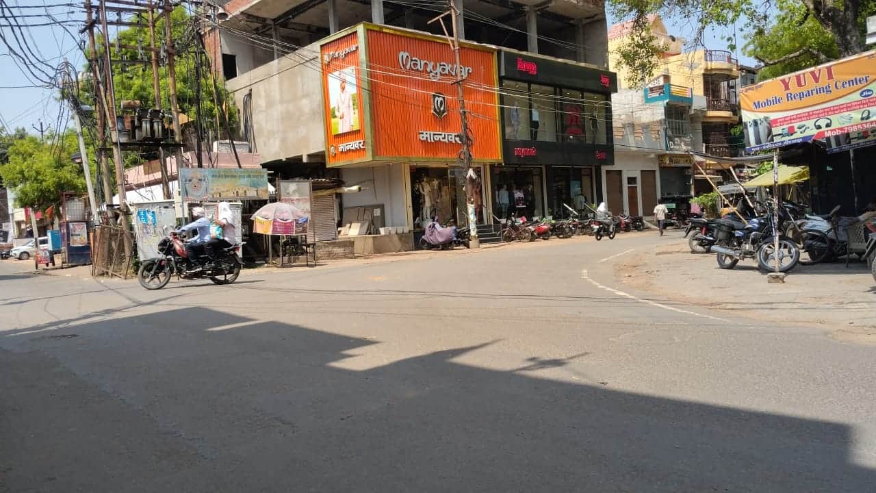 तेज धूप के बीच दोपहर डंकीनगंज चौराहा पर कम दिखा चहल-पहल।-संवाद।