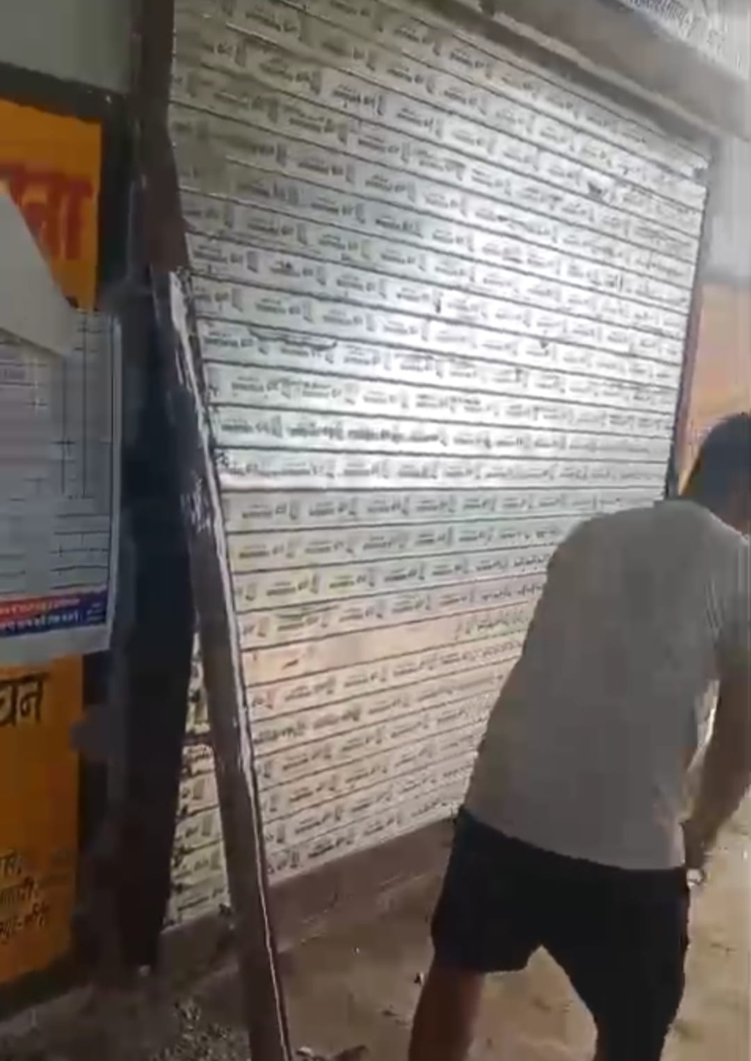 Cash and DVR stolen after breaking the shutter of liquor shop