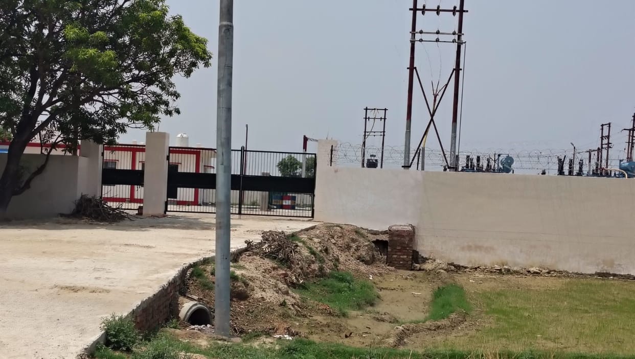 Shortage of staff at the 10 crore electricity substation