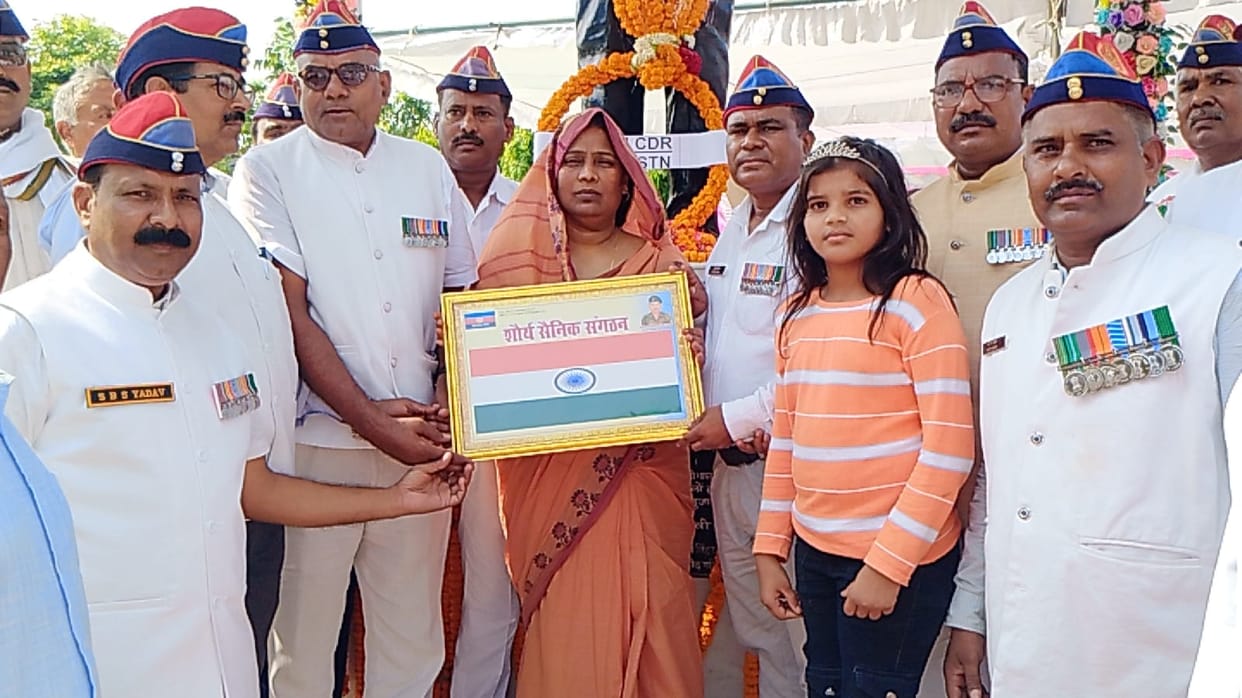Tribute paid to the martyred Sheshnath and Kamlesh.