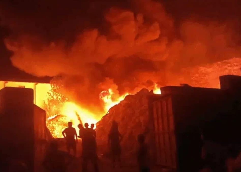 Udaipur News: Massive fire at RIICO Industrial Area scrap warehouse, goods worth lakhs destroyed