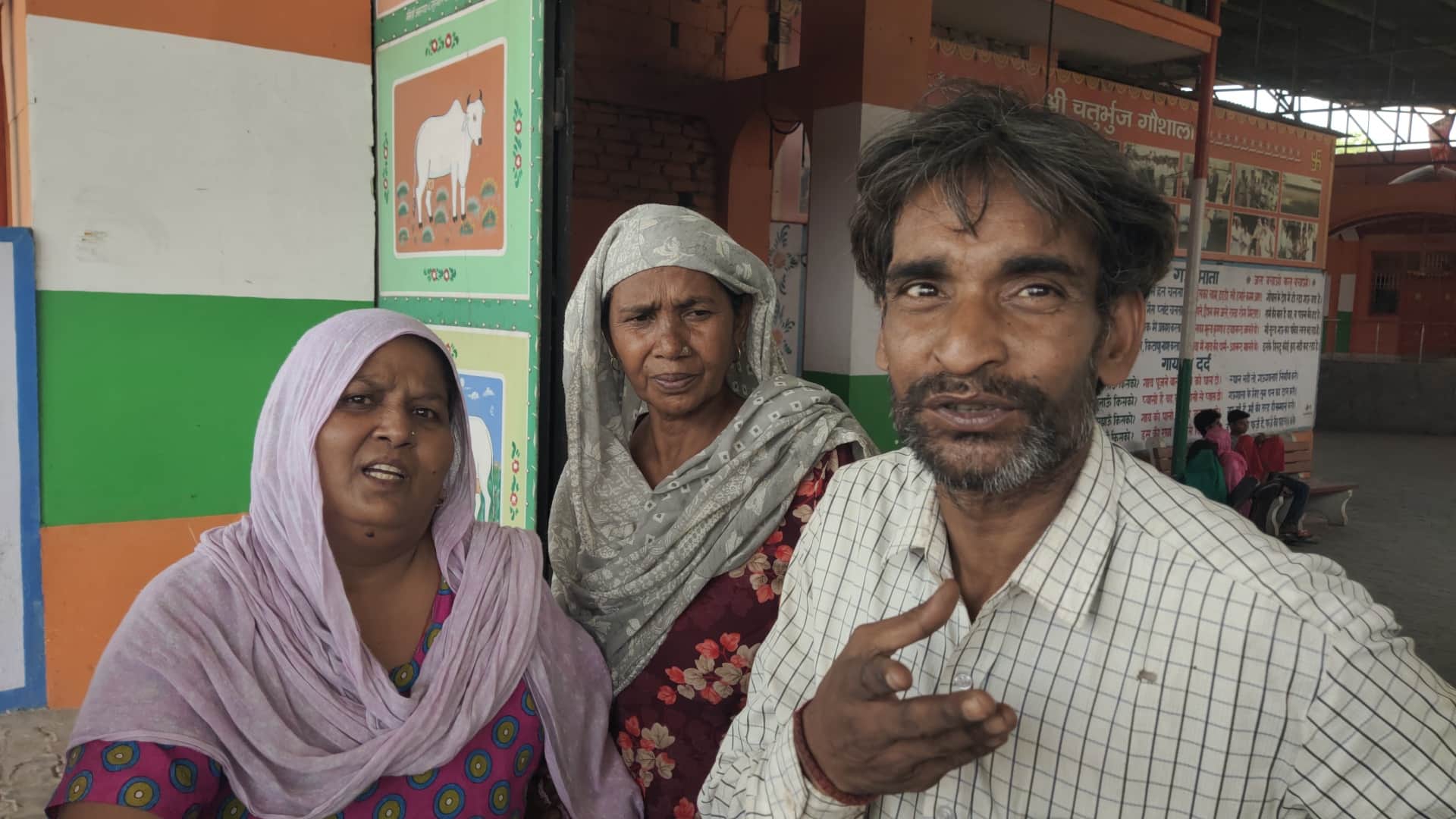 विलाप करती मंजीत की मां व अन्य परिजन। संवाद