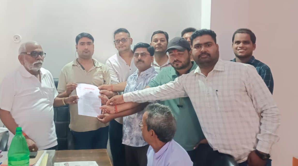 विधायक प्रतिनिधि को ज्ञापन सौंपते हुए कर्मचारी। स्रोत: जिलाध्यक्ष