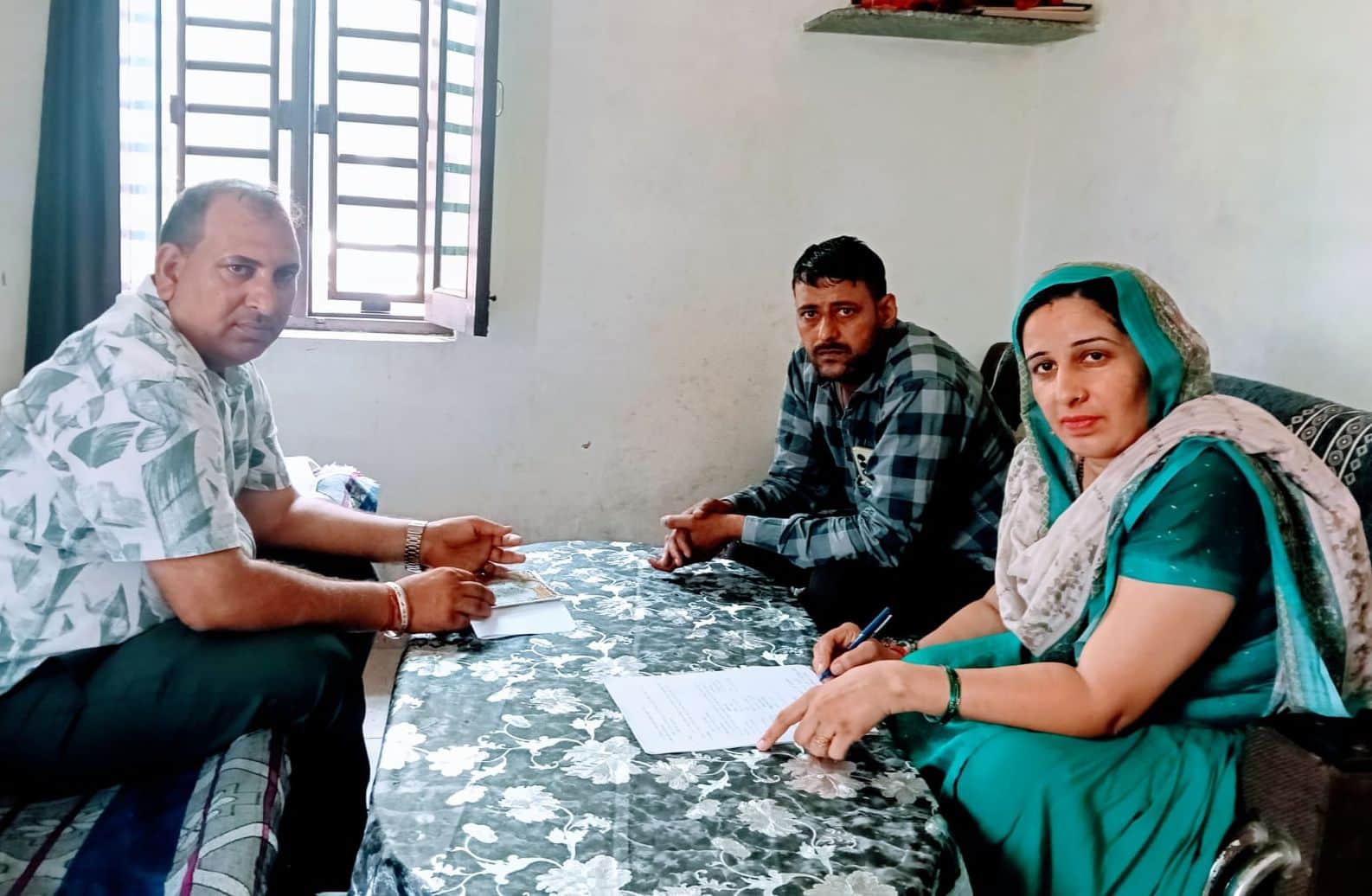15जेएनडी30: जल जीवन मिशन के तहत बरसाना गांव में समिति सदस्य से जानकारी लेते हुए रणधीर मताना। स्