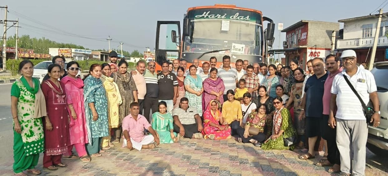 SN Jan Welfare Association's bus tour reached Haridwar.