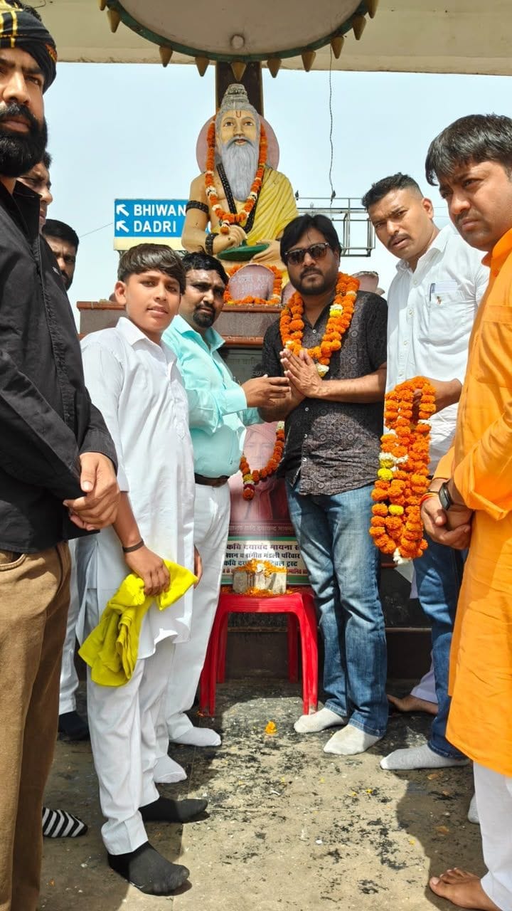 Actor Akash Chavaria honored by the Sanskrit Mission.