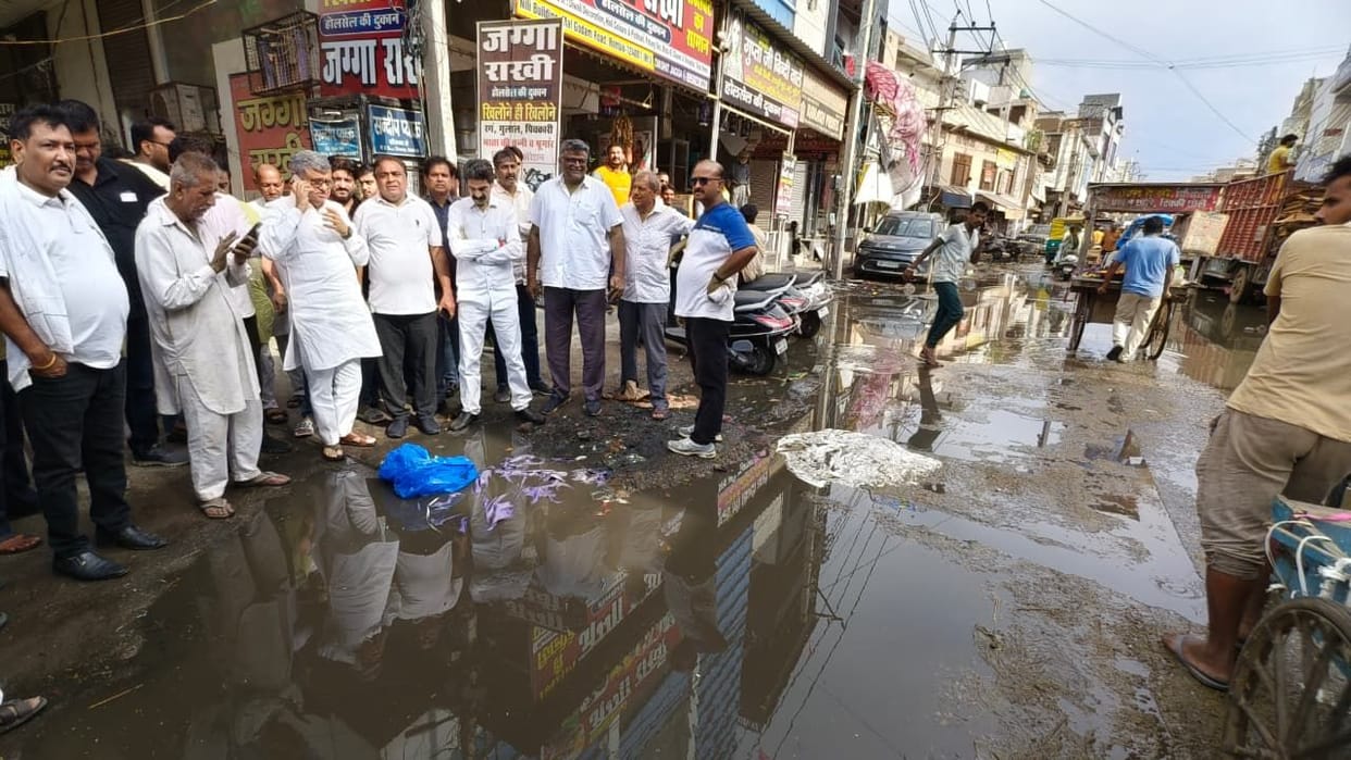 Sewers clogged, filth flowing onto the road; traders on Mal Godam Road in distress.