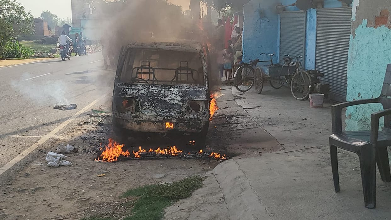 A van suddenly caught fire, people had a narrow escape