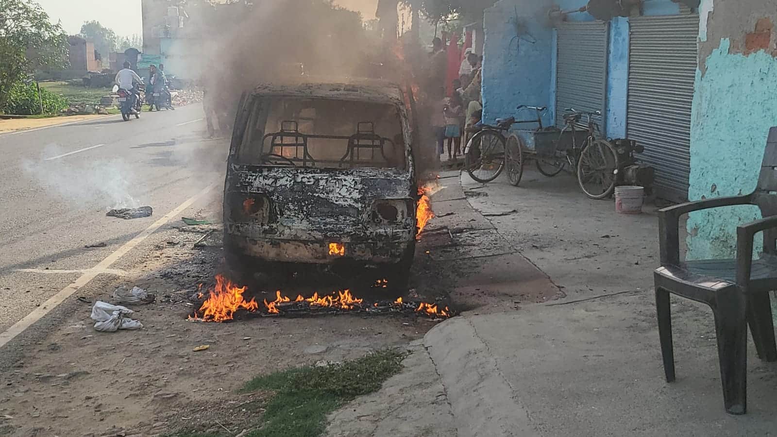 आग से जलती वैन। स्रोत: सोशल मीडिया